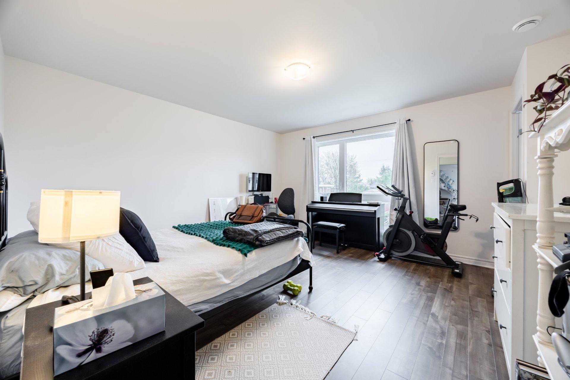 









1710


Rue Coderre

,
Longueuil (Saint-Hubert),




QC
J3Y4N1

