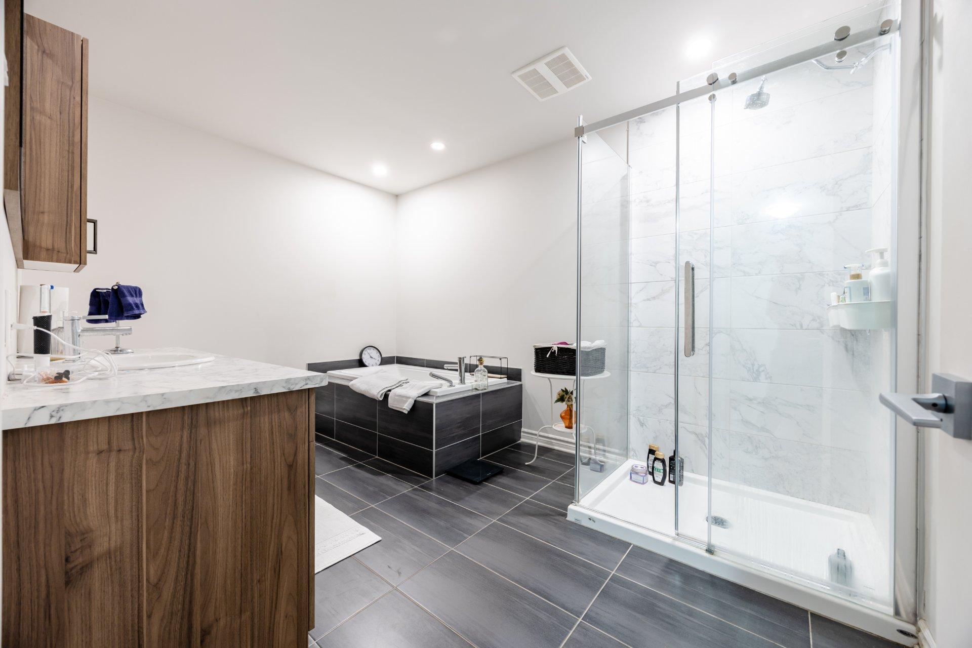 









1710


Rue Coderre

,
Longueuil (Saint-Hubert),




QC
J3Y4N1


