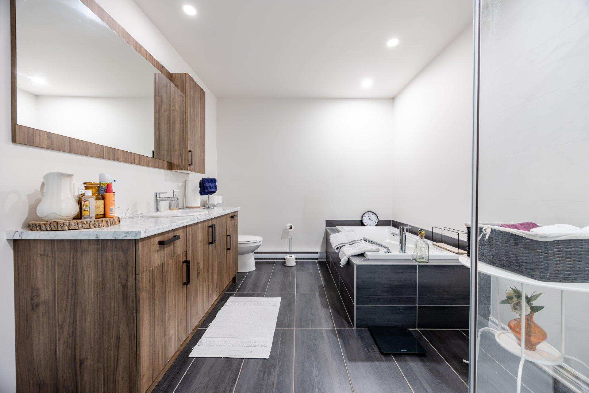 









1710


Rue Coderre

,
Longueuil (Saint-Hubert),




QC
J3Y4N1

