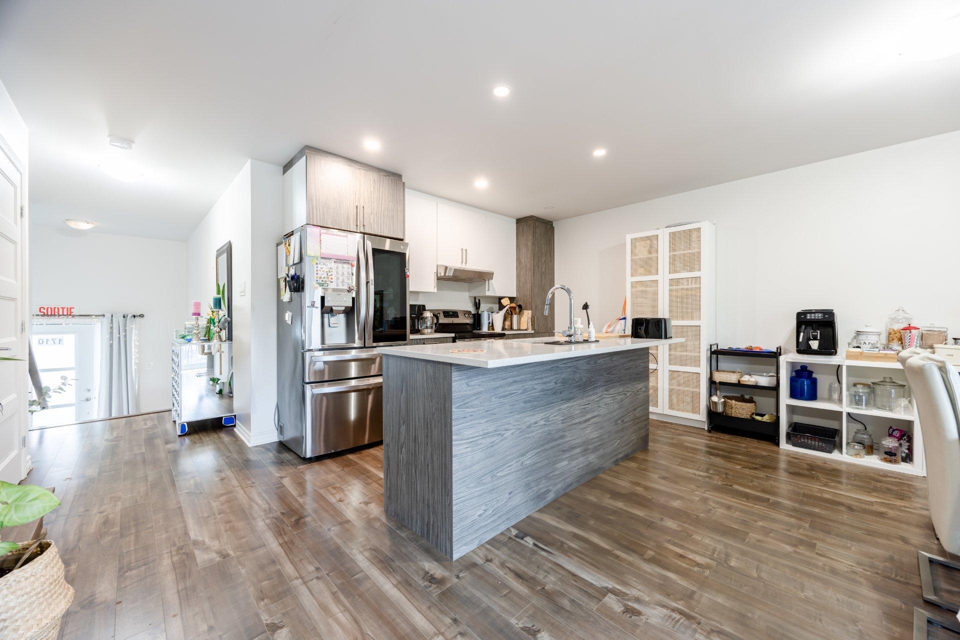 









1710


Rue Coderre

,
Longueuil (Saint-Hubert),




QC
J3Y4N1

