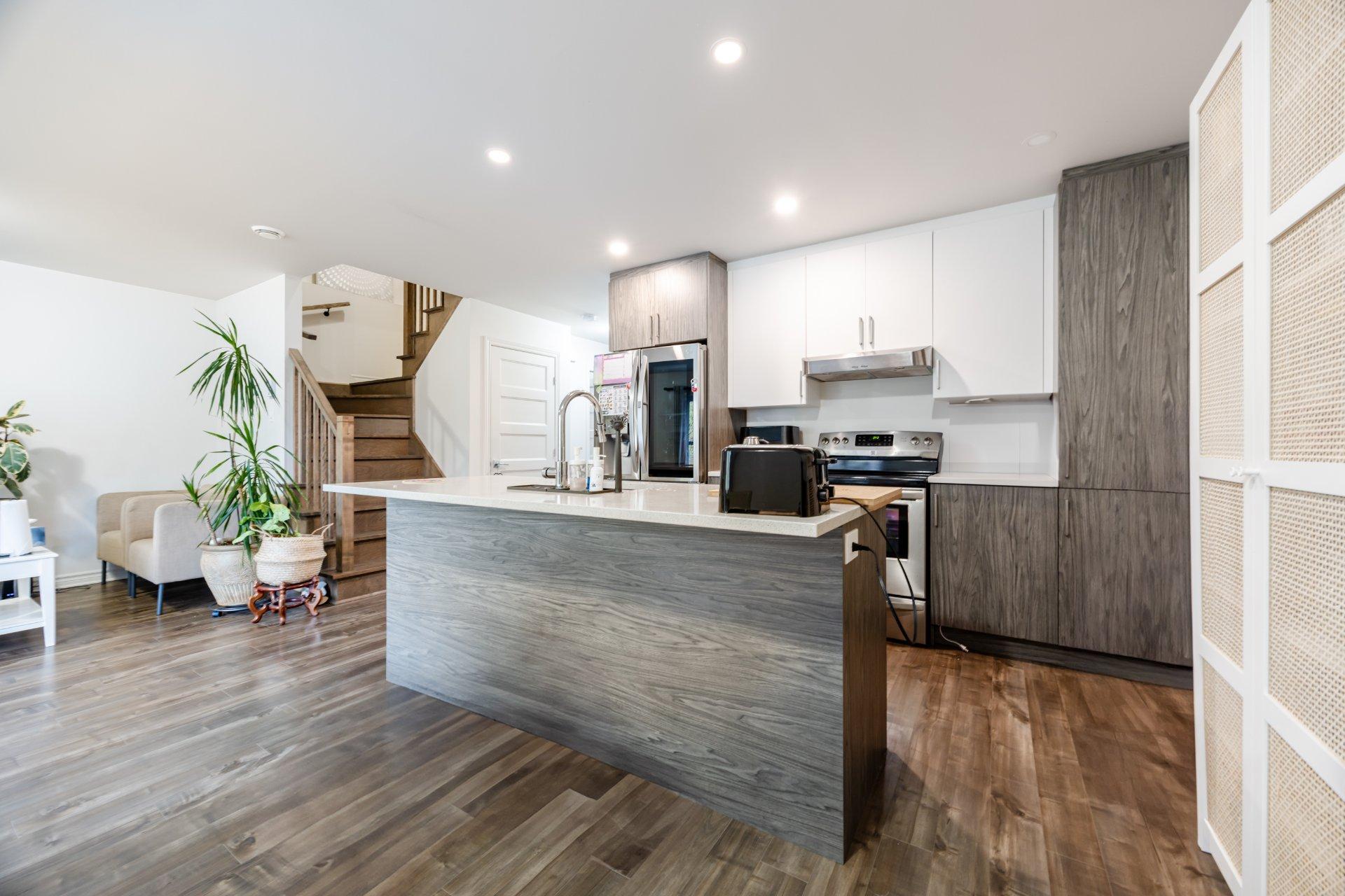 









1710


Rue Coderre

,
Longueuil (Saint-Hubert),




QC
J3Y4N1

