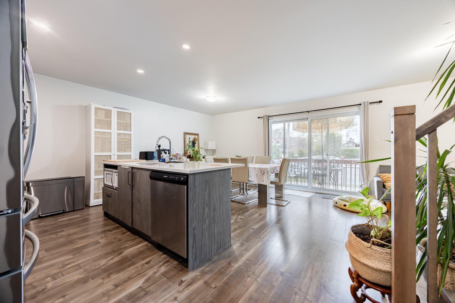 









1710


Rue Coderre

,
Longueuil (Saint-Hubert),




QC
J3Y4N1

