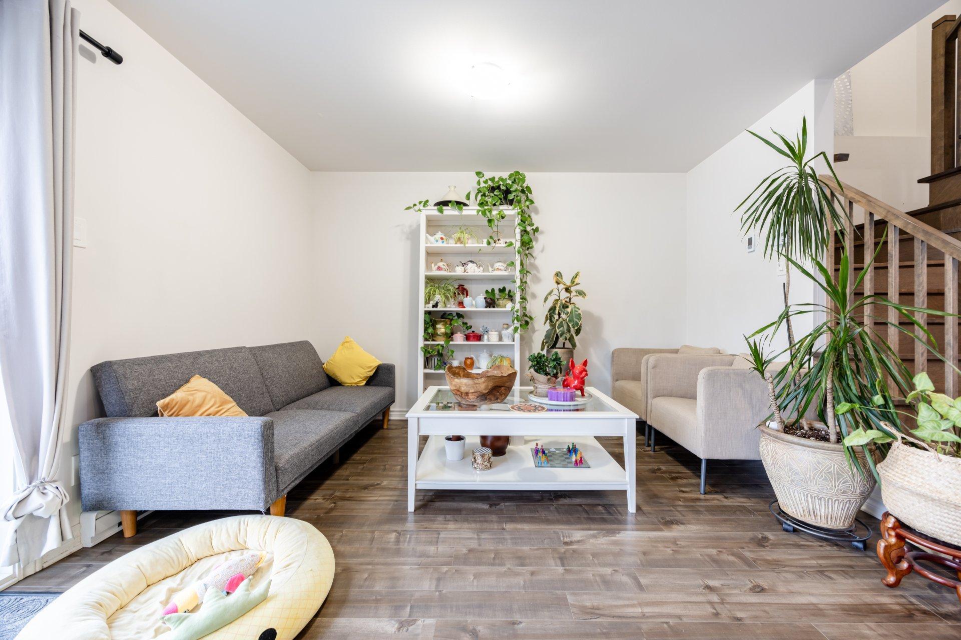 









1710


Rue Coderre

,
Longueuil (Saint-Hubert),




QC
J3Y4N1

