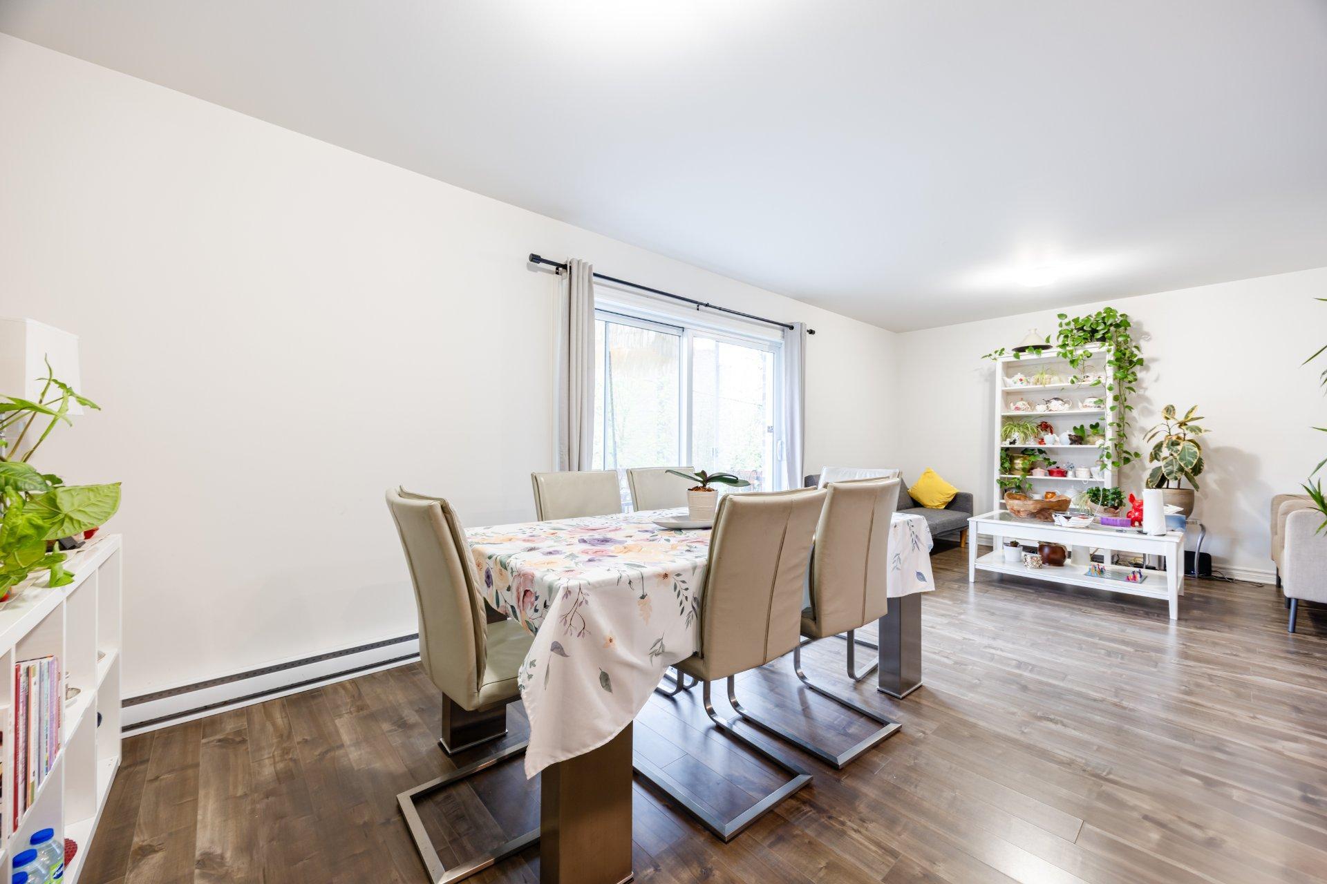 









1710


Rue Coderre

,
Longueuil (Saint-Hubert),




QC
J3Y4N1

