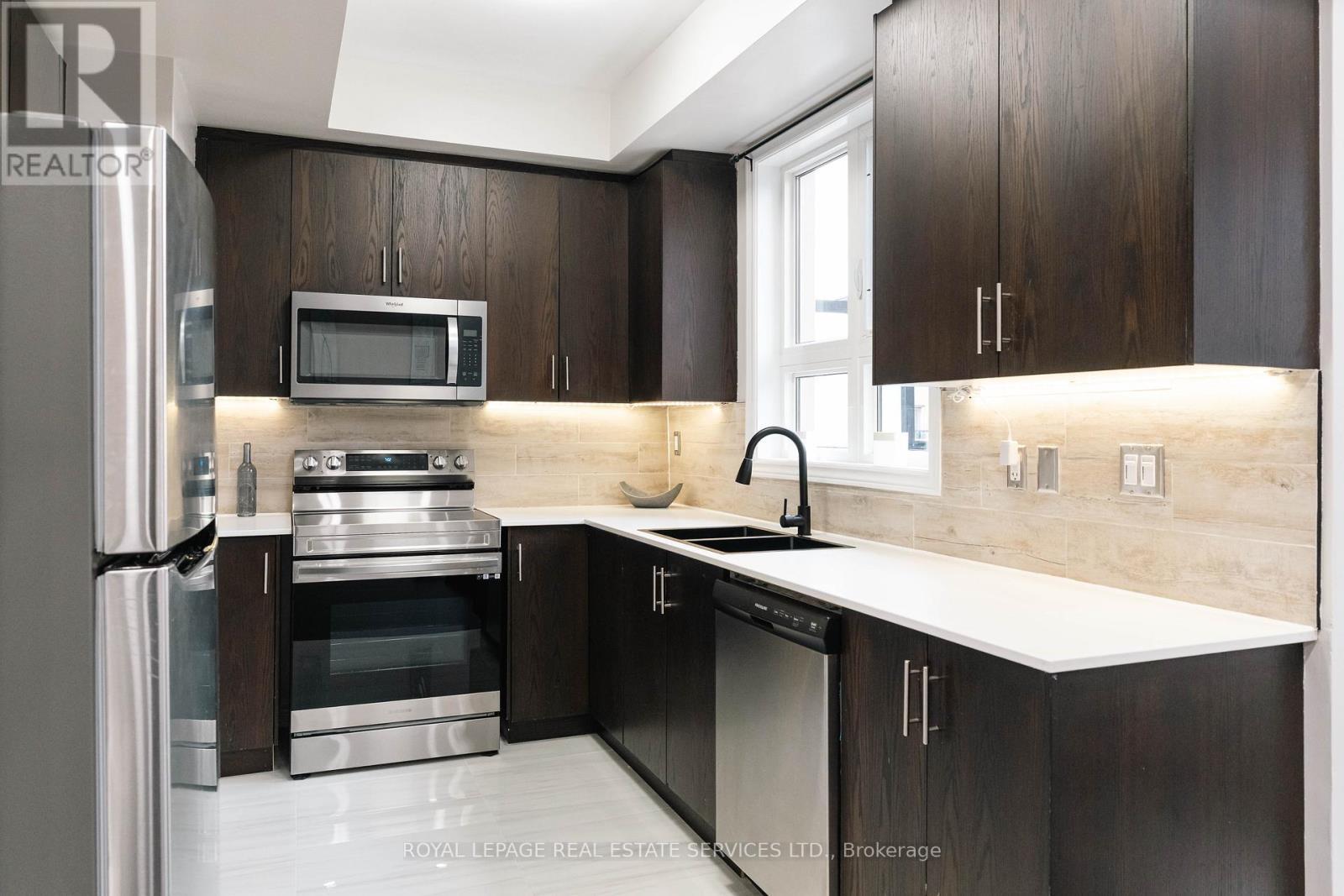 












13 - 9621 JANE STREET

,
Vaughan,




Ontario
L6A4G5

