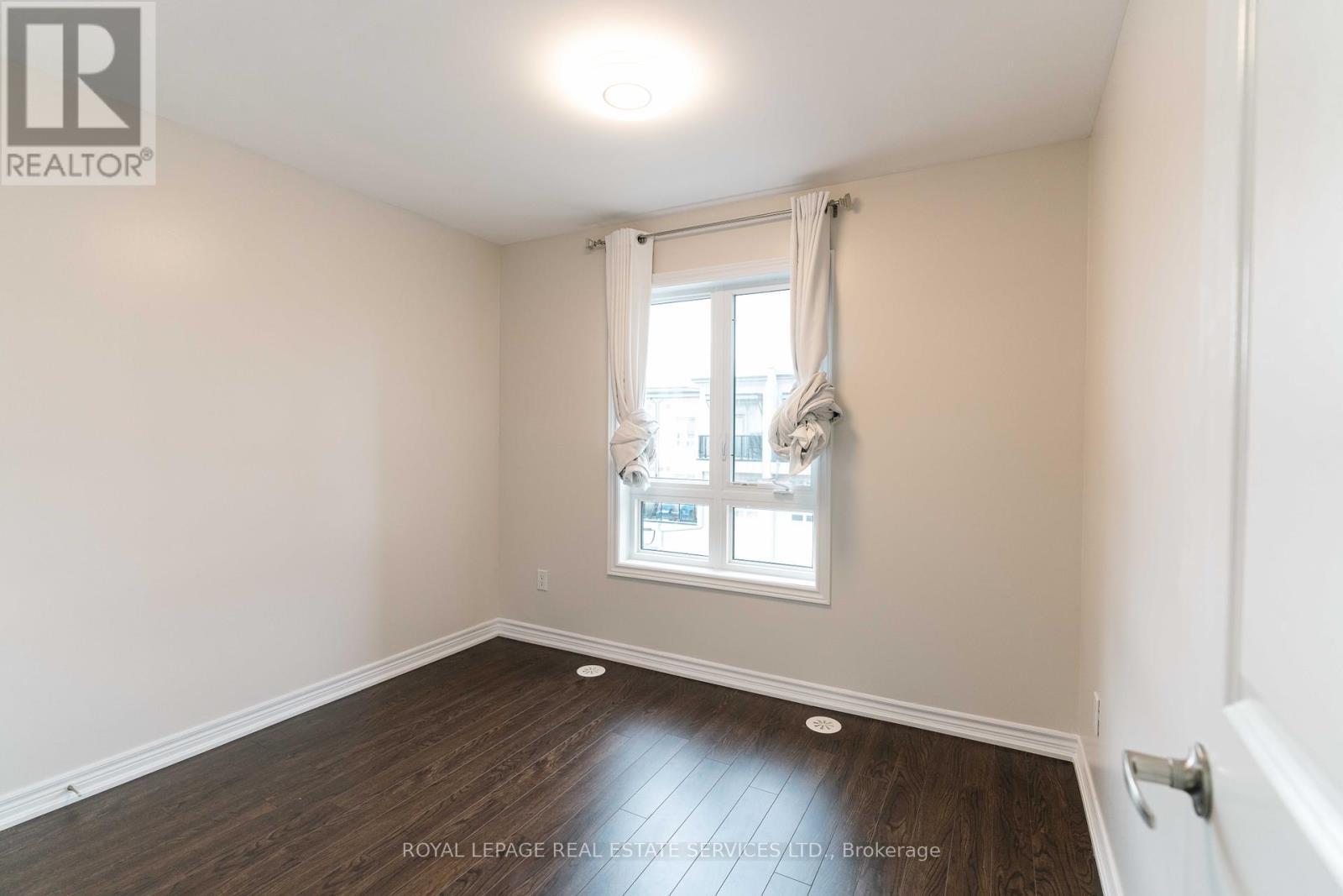 












13 - 9621 JANE STREET

,
Vaughan,




Ontario
L6A4G5


