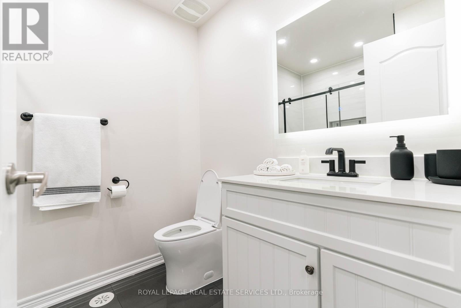 












13 - 9621 JANE STREET

,
Vaughan,




Ontario
L6A4G5

