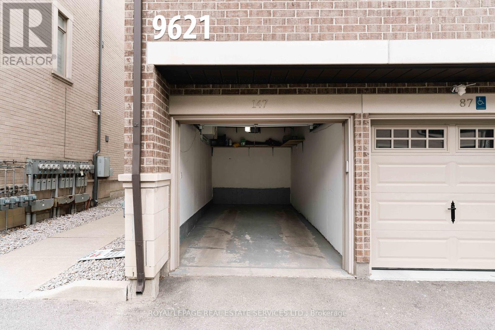 












13 - 9621 JANE STREET

,
Vaughan,




Ontario
L6A4G5

