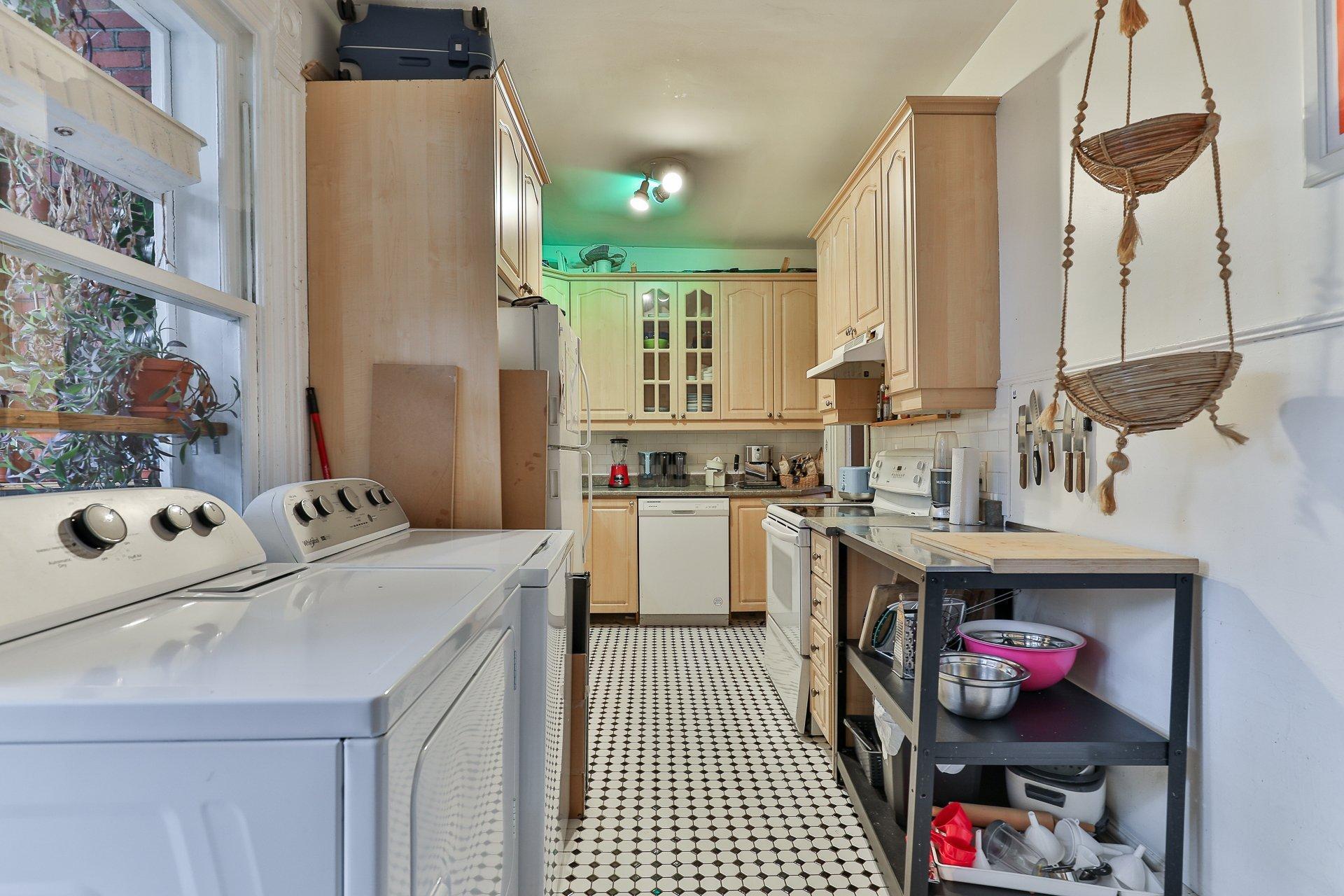 









4800Z


Rue De Bullion

,
Montréal (Le Plateau-Mont-Royal),




QC
H2T1Y8


