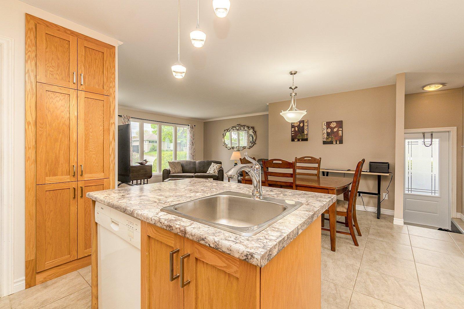 









1019


Rue Sideleau

,
Sherbrooke (Fleurimont),




QC
J1E1H7

