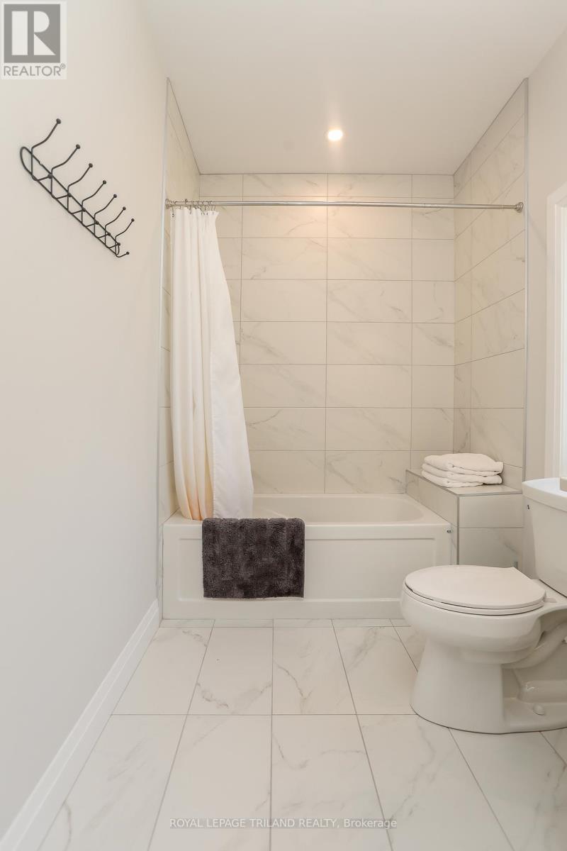 












45 COMPASS TRAIL

,
Central Elgin (Port Stanley),




Ontario
N5L0B4


