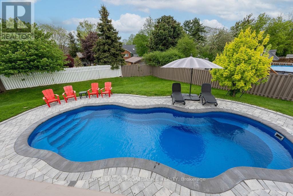 












33 BUTTERNUT COURT

,
Belleville (Belleville Ward),




Ontario
K8P0C5

