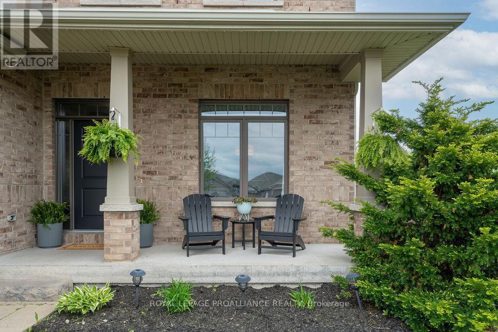 












33 BUTTERNUT COURT

,
Belleville (Belleville Ward),




Ontario
K8P0C5

