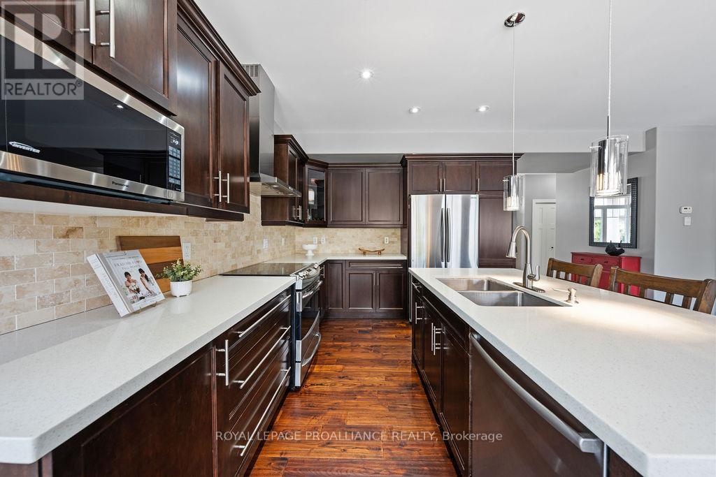 












33 BUTTERNUT COURT

,
Belleville (Belleville Ward),




Ontario
K8P0C5


