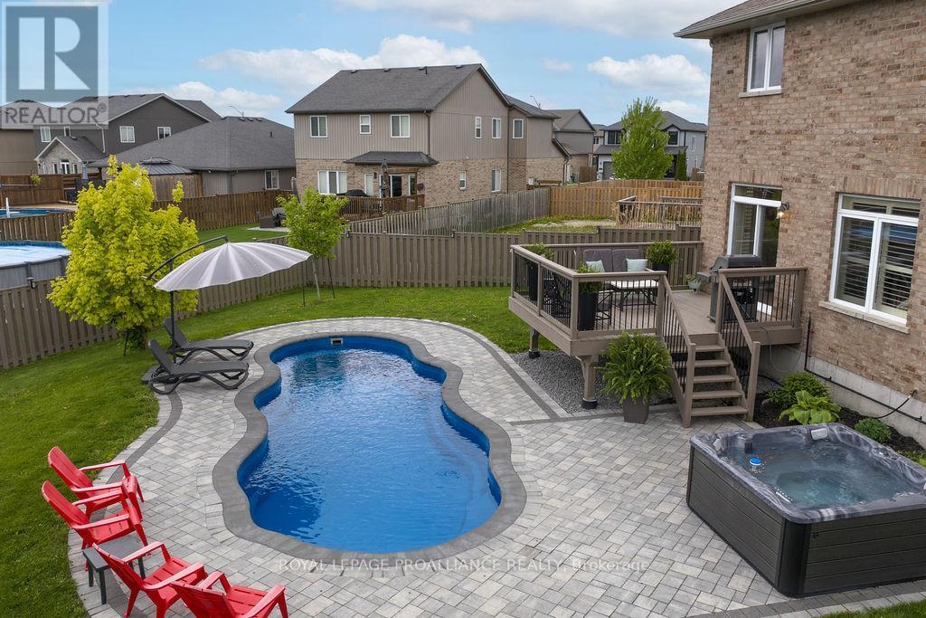 












33 BUTTERNUT COURT

,
Belleville (Belleville Ward),




Ontario
K8P0C5

