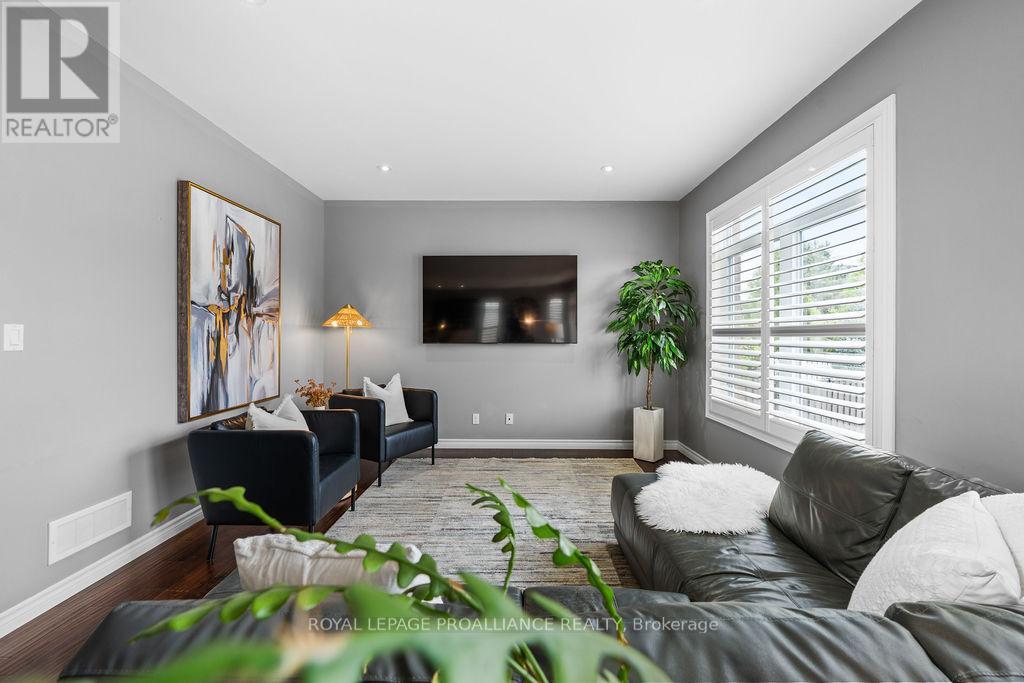 












33 BUTTERNUT COURT

,
Belleville (Belleville Ward),




Ontario
K8P0C5

