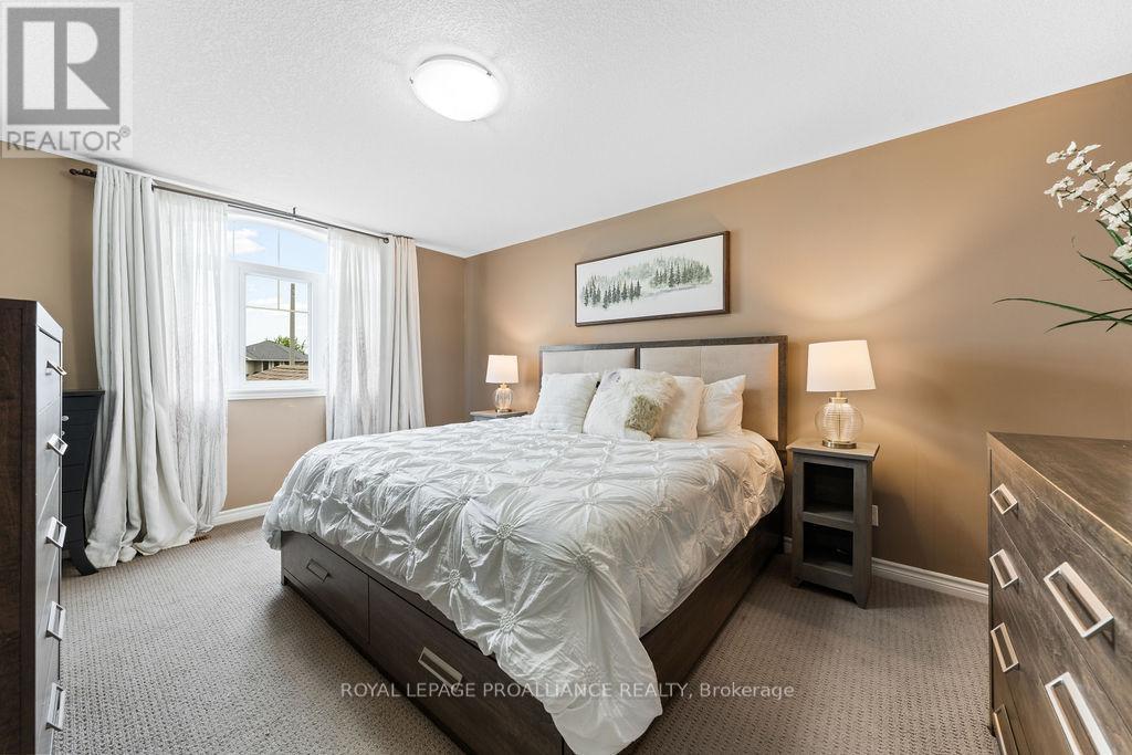 












33 BUTTERNUT COURT

,
Belleville (Belleville Ward),




Ontario
K8P0C5

