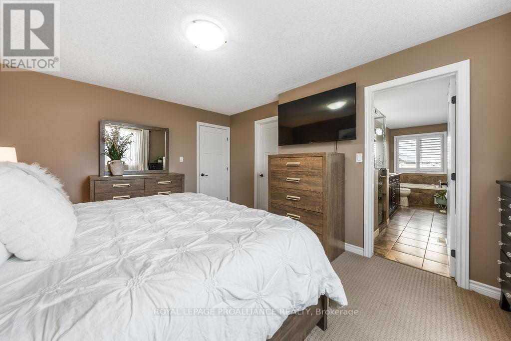 












33 BUTTERNUT COURT

,
Belleville (Belleville Ward),




Ontario
K8P0C5

