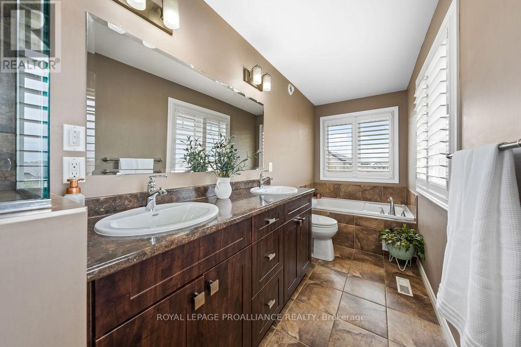












33 BUTTERNUT COURT

,
Belleville (Belleville Ward),




Ontario
K8P0C5

