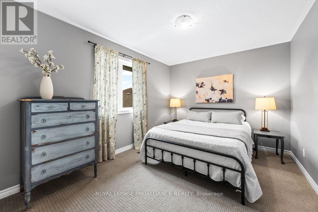 












33 BUTTERNUT COURT

,
Belleville (Belleville Ward),




Ontario
K8P0C5


