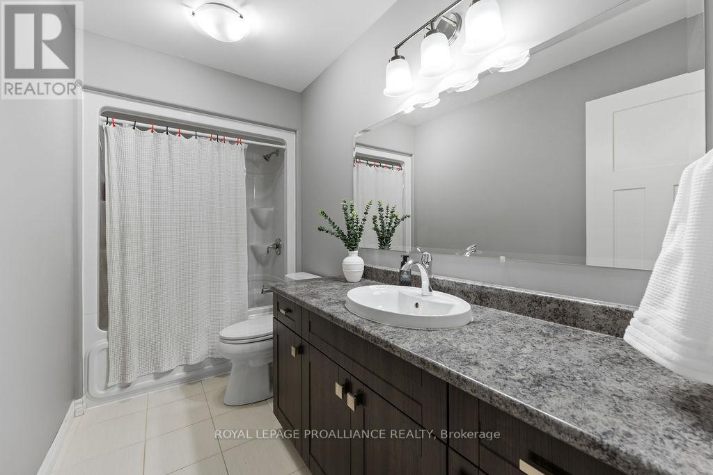 












33 BUTTERNUT COURT

,
Belleville (Belleville Ward),




Ontario
K8P0C5

