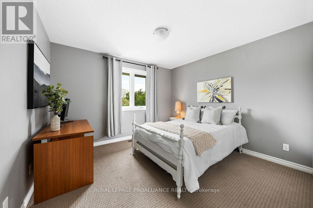 












33 BUTTERNUT COURT

,
Belleville (Belleville Ward),




Ontario
K8P0C5

