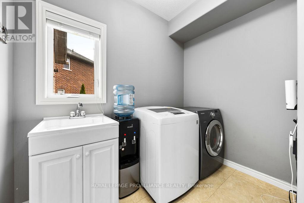 












33 BUTTERNUT COURT

,
Belleville (Belleville Ward),




Ontario
K8P0C5

