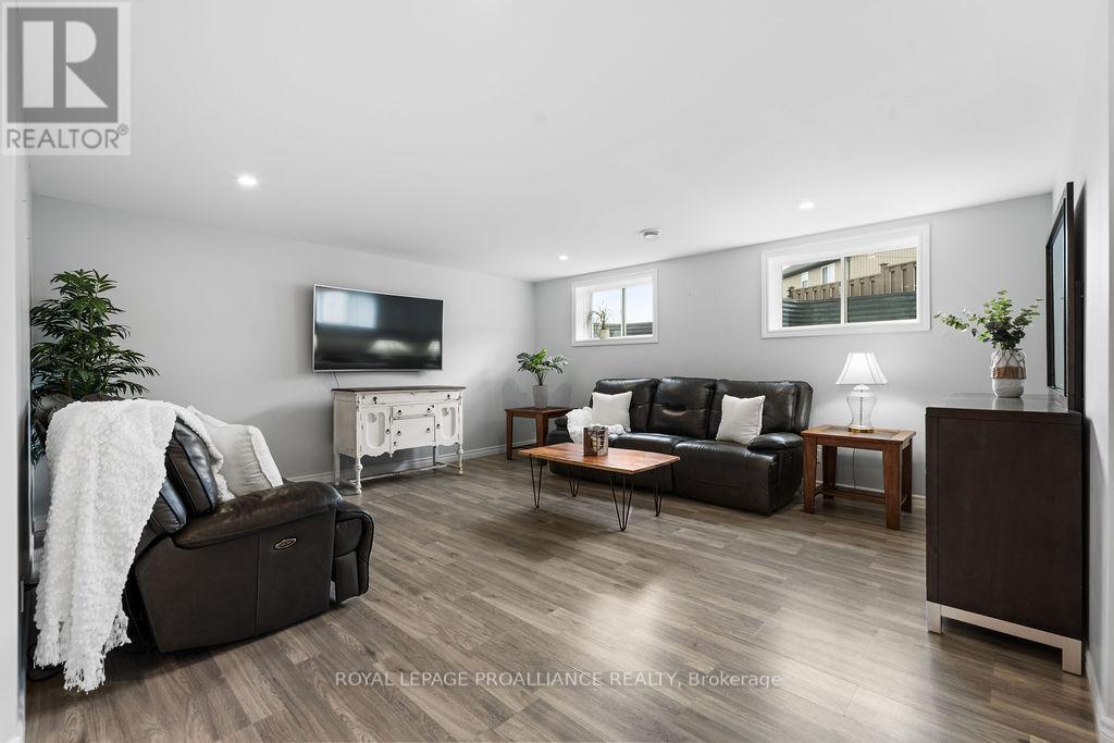 












33 BUTTERNUT COURT

,
Belleville (Belleville Ward),




Ontario
K8P0C5

