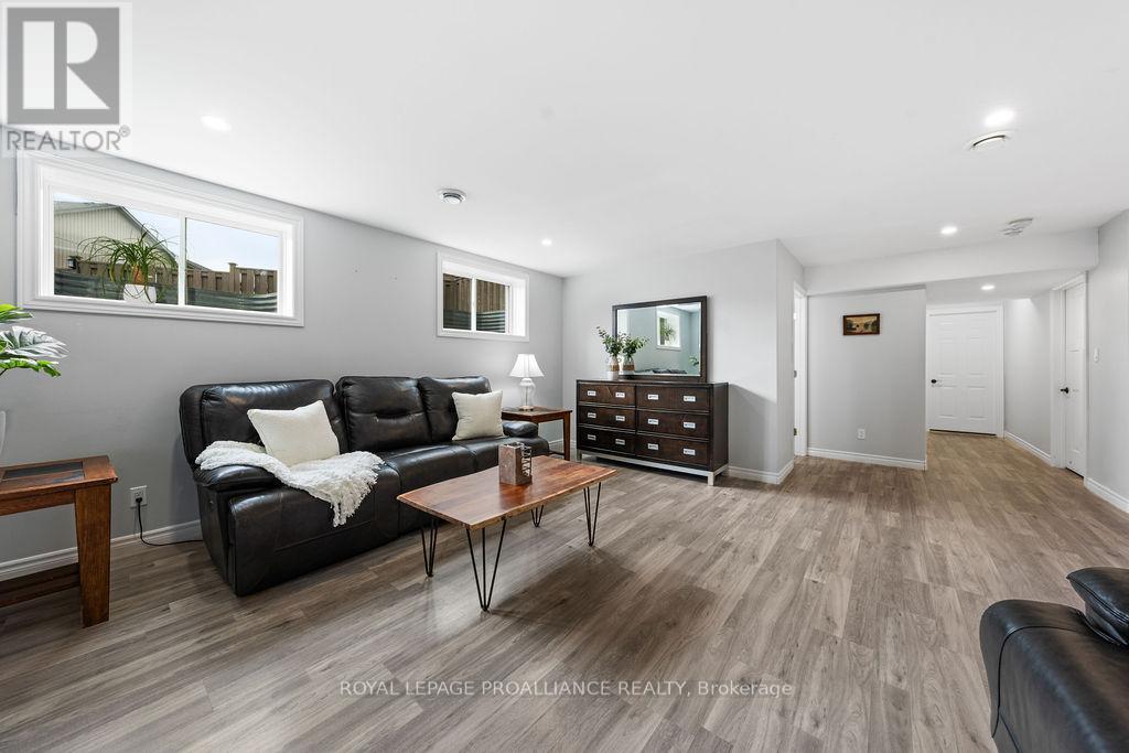 












33 BUTTERNUT COURT

,
Belleville (Belleville Ward),




Ontario
K8P0C5

