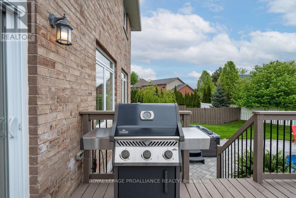 












33 BUTTERNUT COURT

,
Belleville (Belleville Ward),




Ontario
K8P0C5

