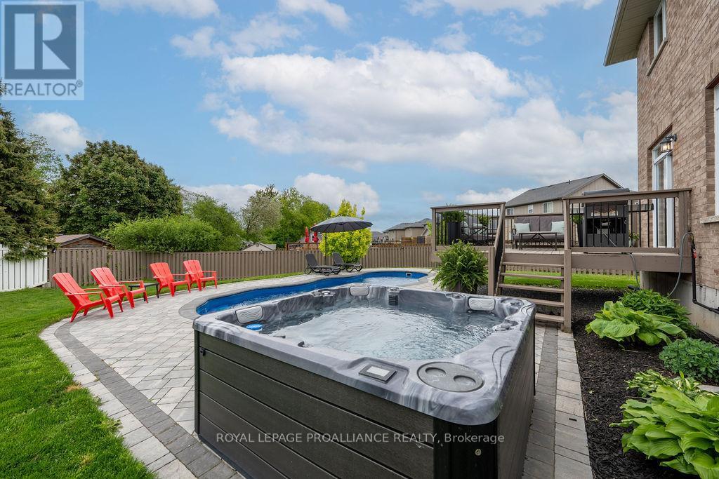 












33 BUTTERNUT COURT

,
Belleville (Belleville Ward),




Ontario
K8P0C5

