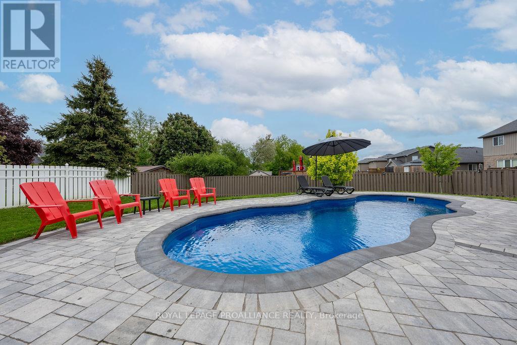 












33 BUTTERNUT COURT

,
Belleville (Belleville Ward),




Ontario
K8P0C5

