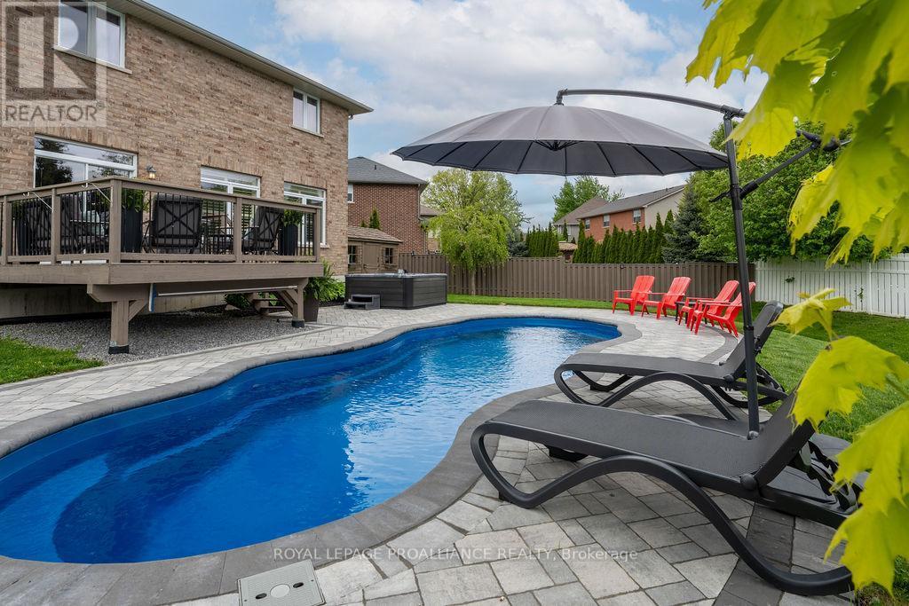 












33 BUTTERNUT COURT

,
Belleville (Belleville Ward),




Ontario
K8P0C5

