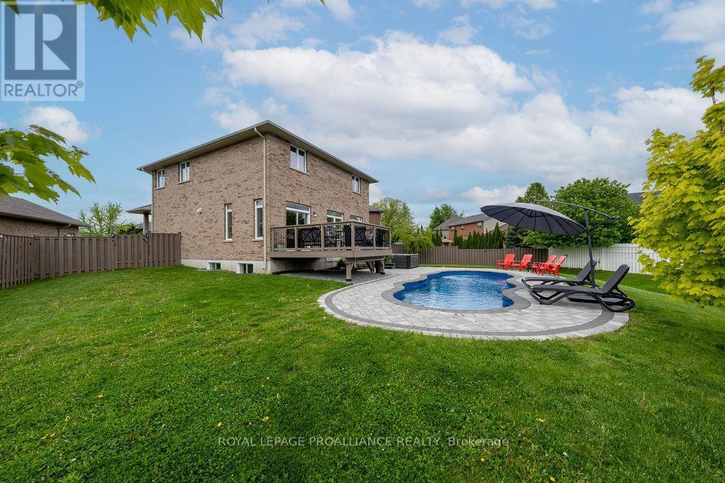 












33 BUTTERNUT COURT

,
Belleville (Belleville Ward),




Ontario
K8P0C5

