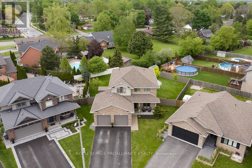 












33 BUTTERNUT COURT

,
Belleville (Belleville Ward),




Ontario
K8P0C5

