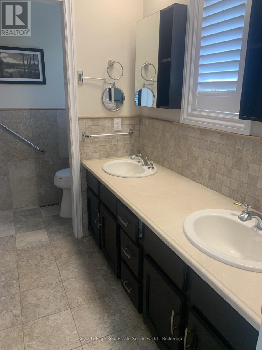 












184 DUNDAS STREET E

,
Hamilton (Waterdown),




Ontario
L8N2Z7


