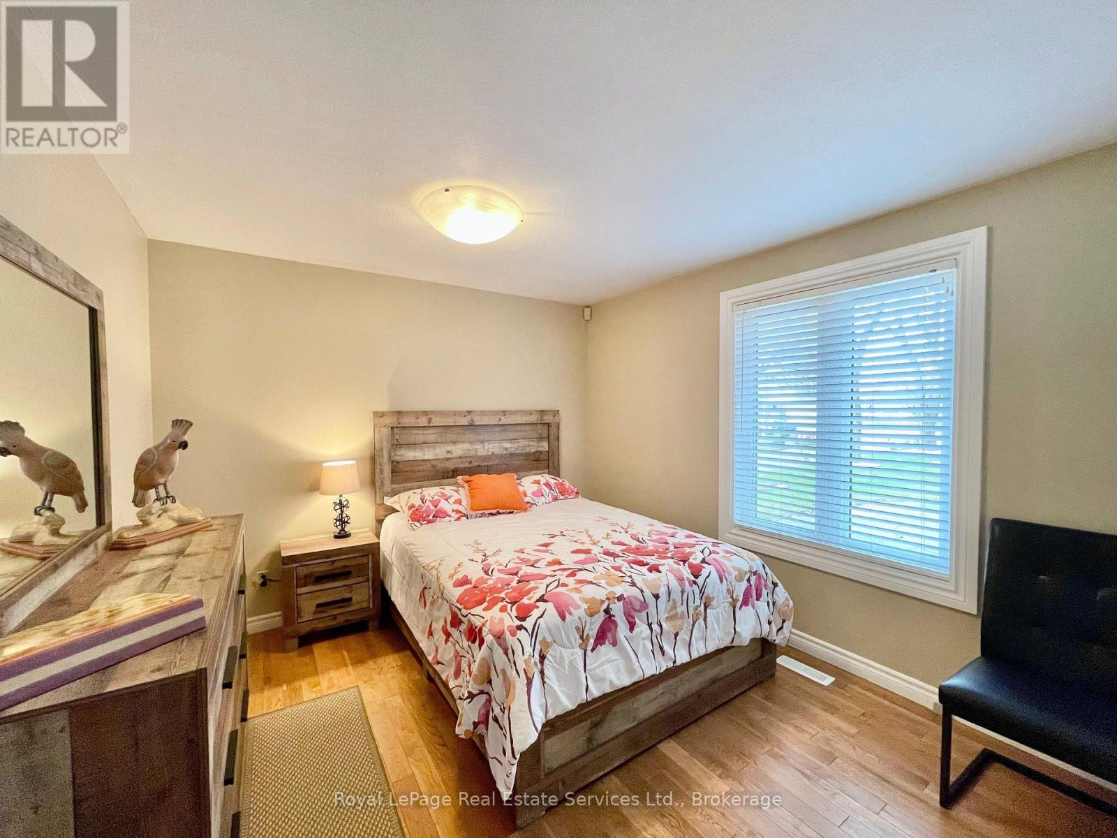 












184 DUNDAS STREET E

,
Hamilton (Waterdown),




Ontario
L8N2Z7

