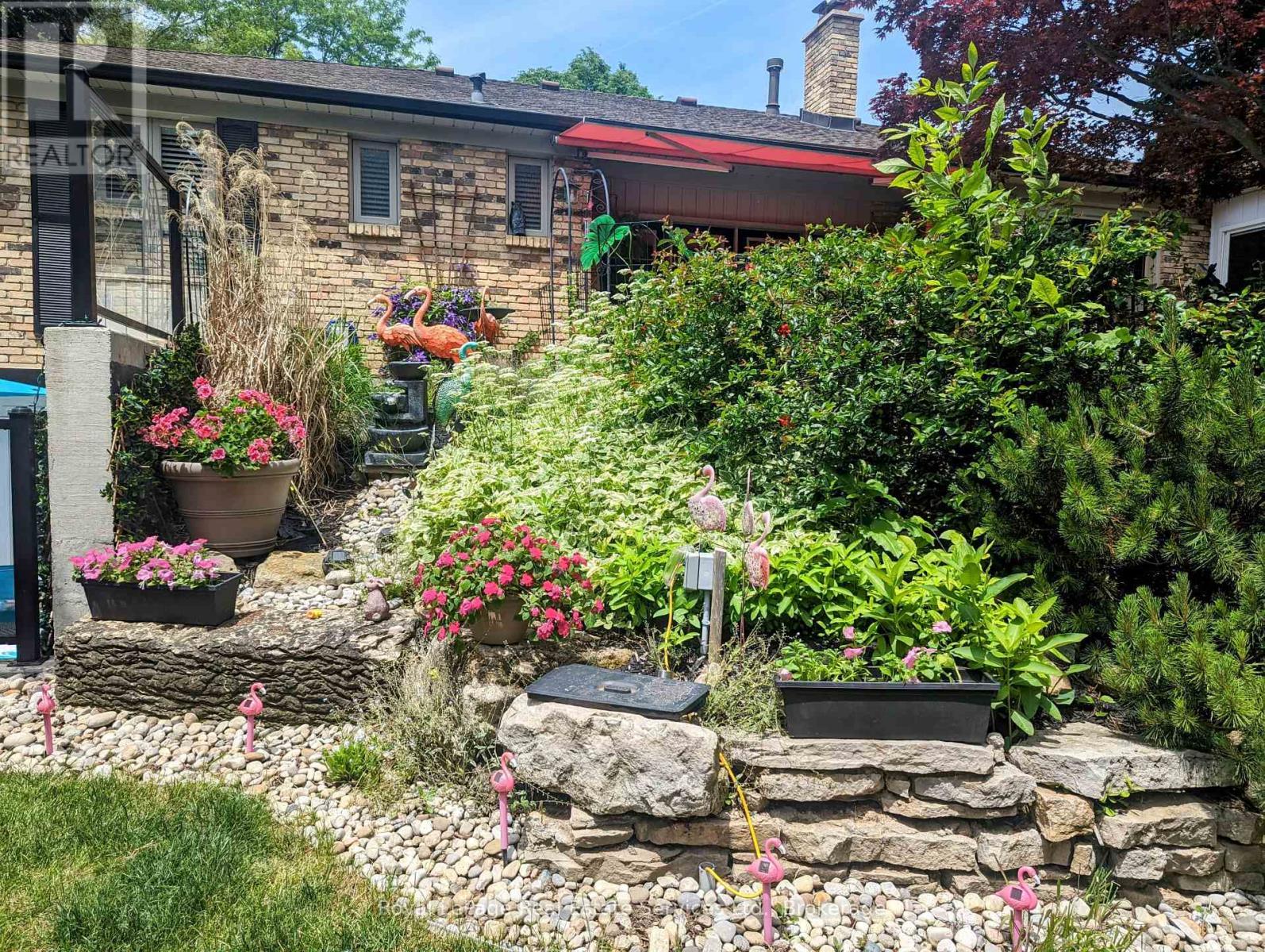 












184 DUNDAS STREET E

,
Hamilton (Waterdown),




Ontario
L8N2Z7


