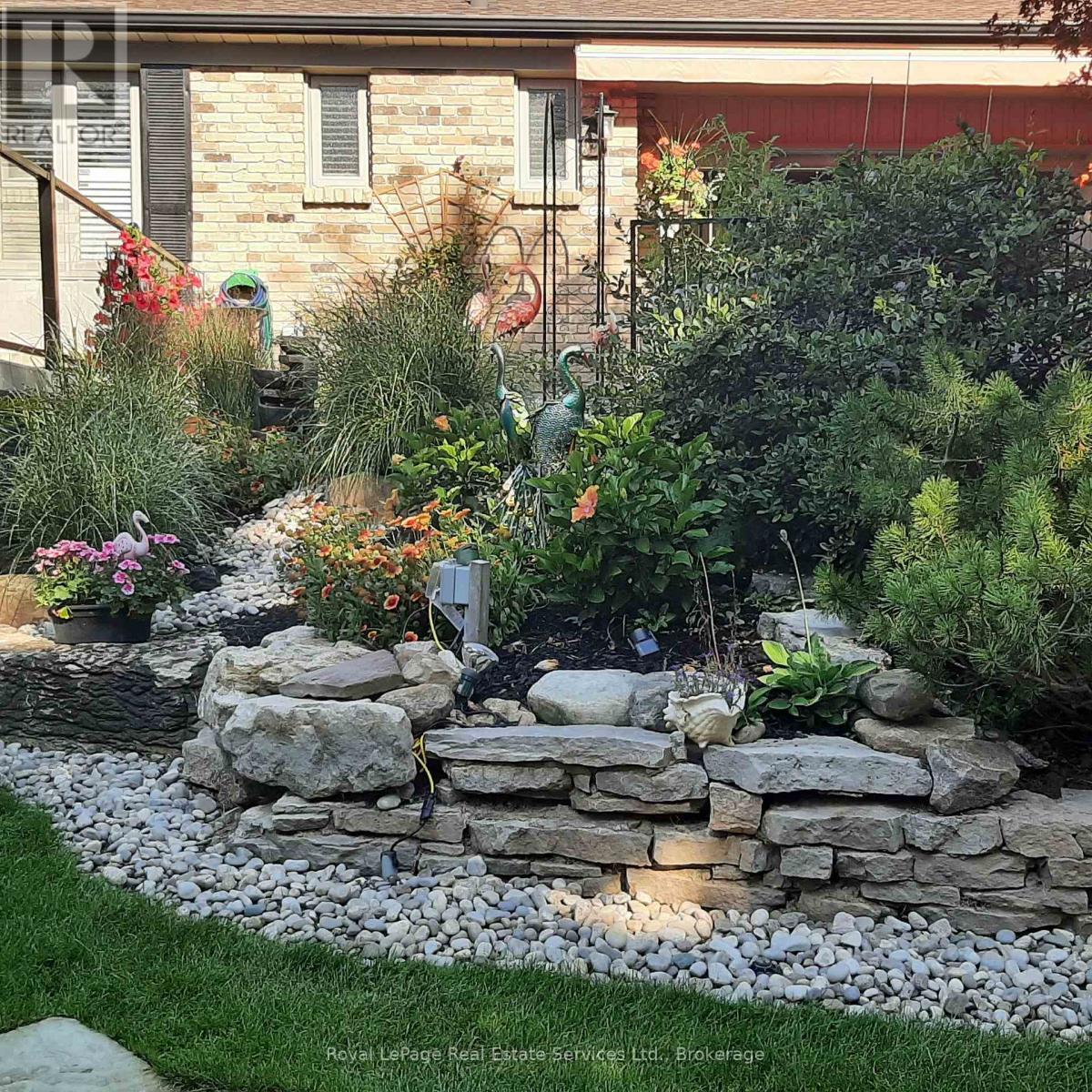 












184 DUNDAS STREET E

,
Hamilton (Waterdown),




Ontario
L8N2Z7


