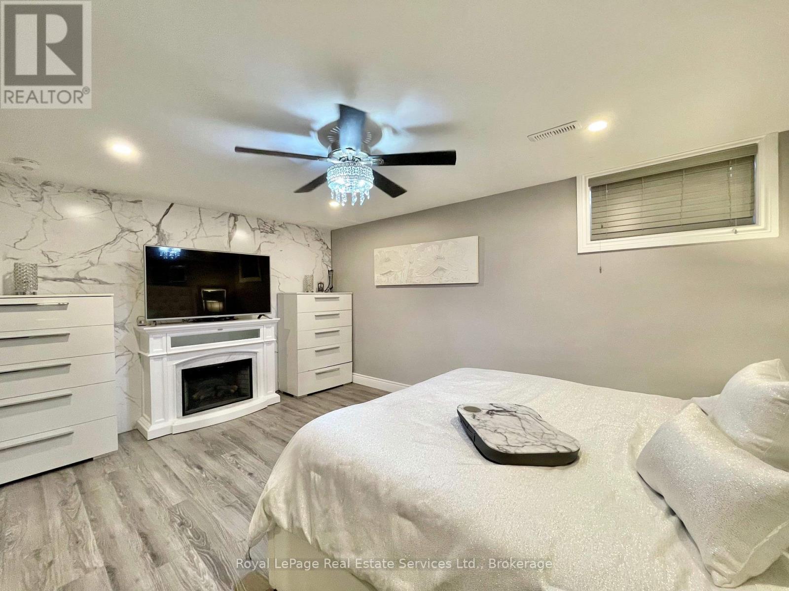 












184 DUNDAS STREET E

,
Hamilton (Waterdown),




Ontario
L8N2Z7

