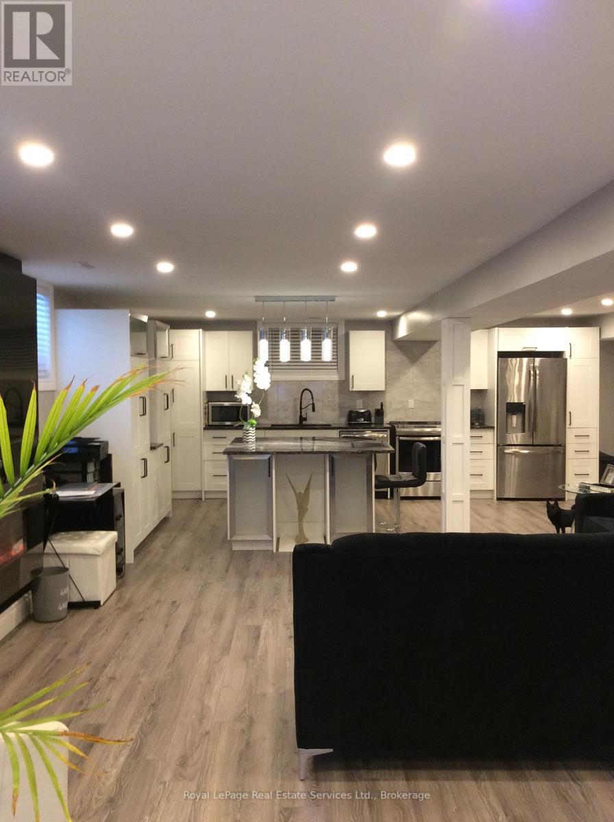 












184 DUNDAS STREET E

,
Hamilton (Waterdown),




Ontario
L8N2Z7

