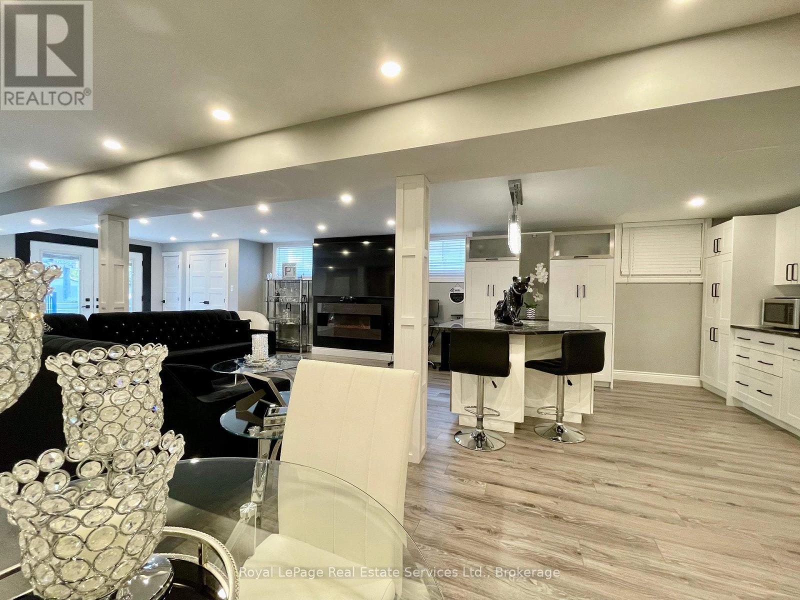 












184 DUNDAS STREET E

,
Hamilton (Waterdown),




Ontario
L8N2Z7

