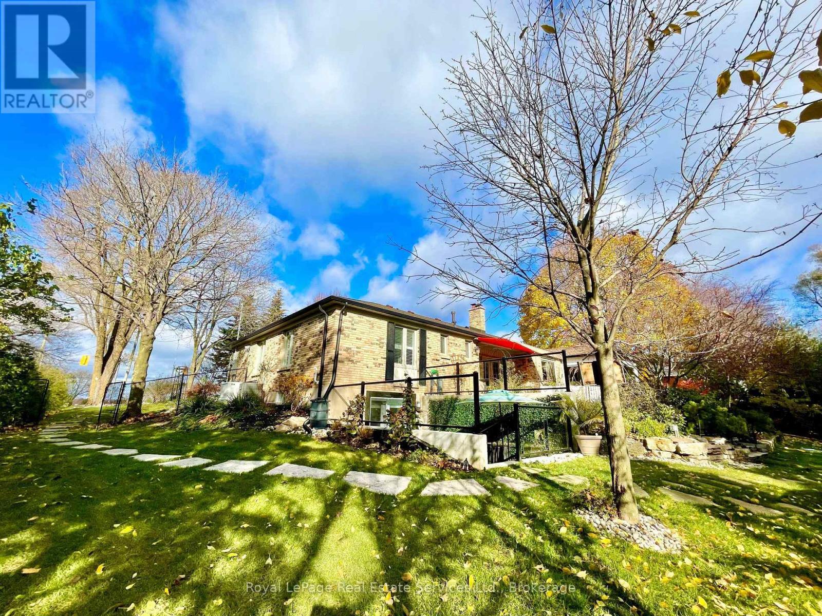 












184 DUNDAS STREET E

,
Hamilton (Waterdown),




Ontario
L8N2Z7

