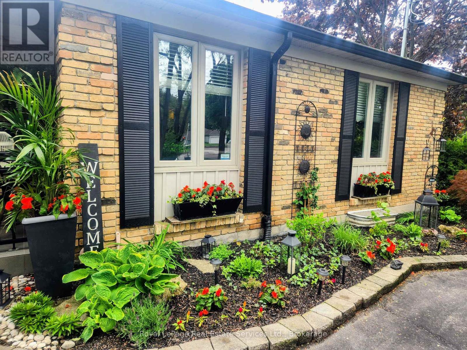 












184 DUNDAS STREET E

,
Hamilton (Waterdown),




Ontario
L8N2Z7


