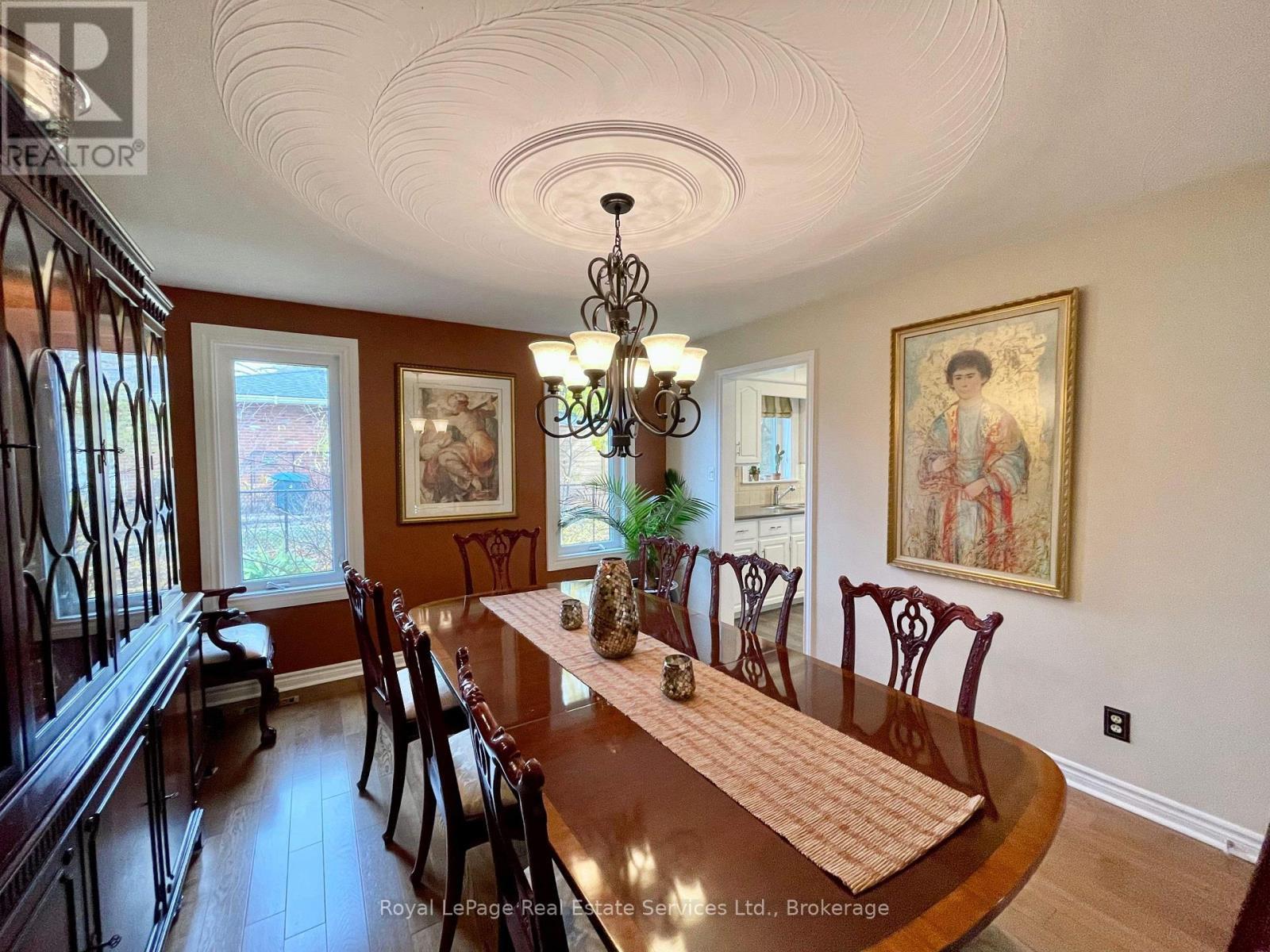 












184 DUNDAS STREET E

,
Hamilton (Waterdown),




Ontario
L8N2Z7

