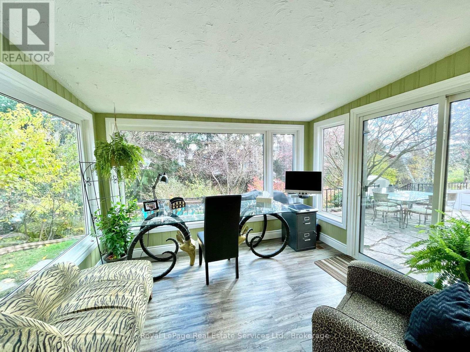 












184 DUNDAS STREET E

,
Hamilton (Waterdown),




Ontario
L8N2Z7


