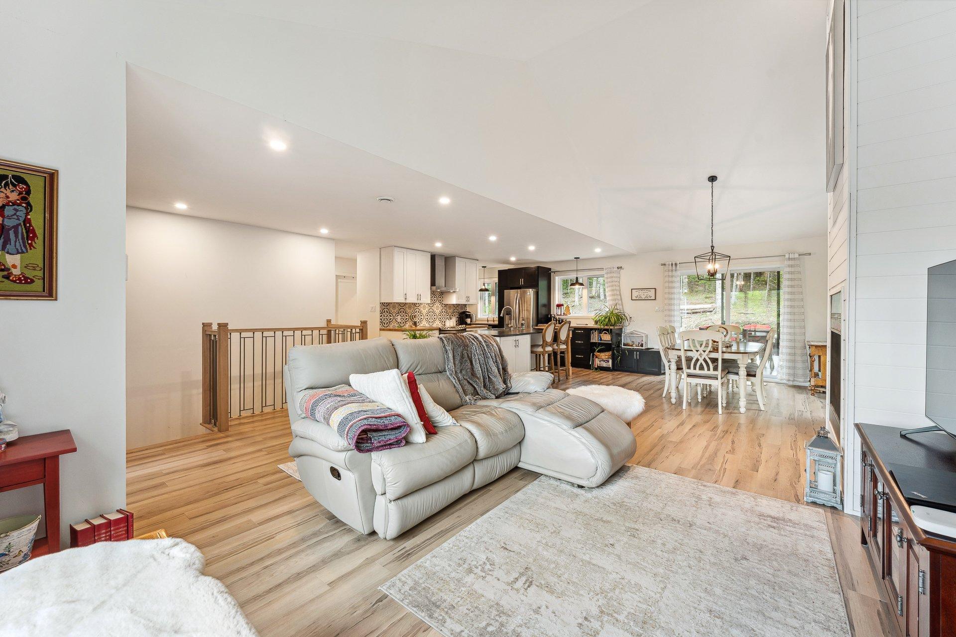









657


Rue Bordeleau

,
Magog,




QC
J1X0M5

