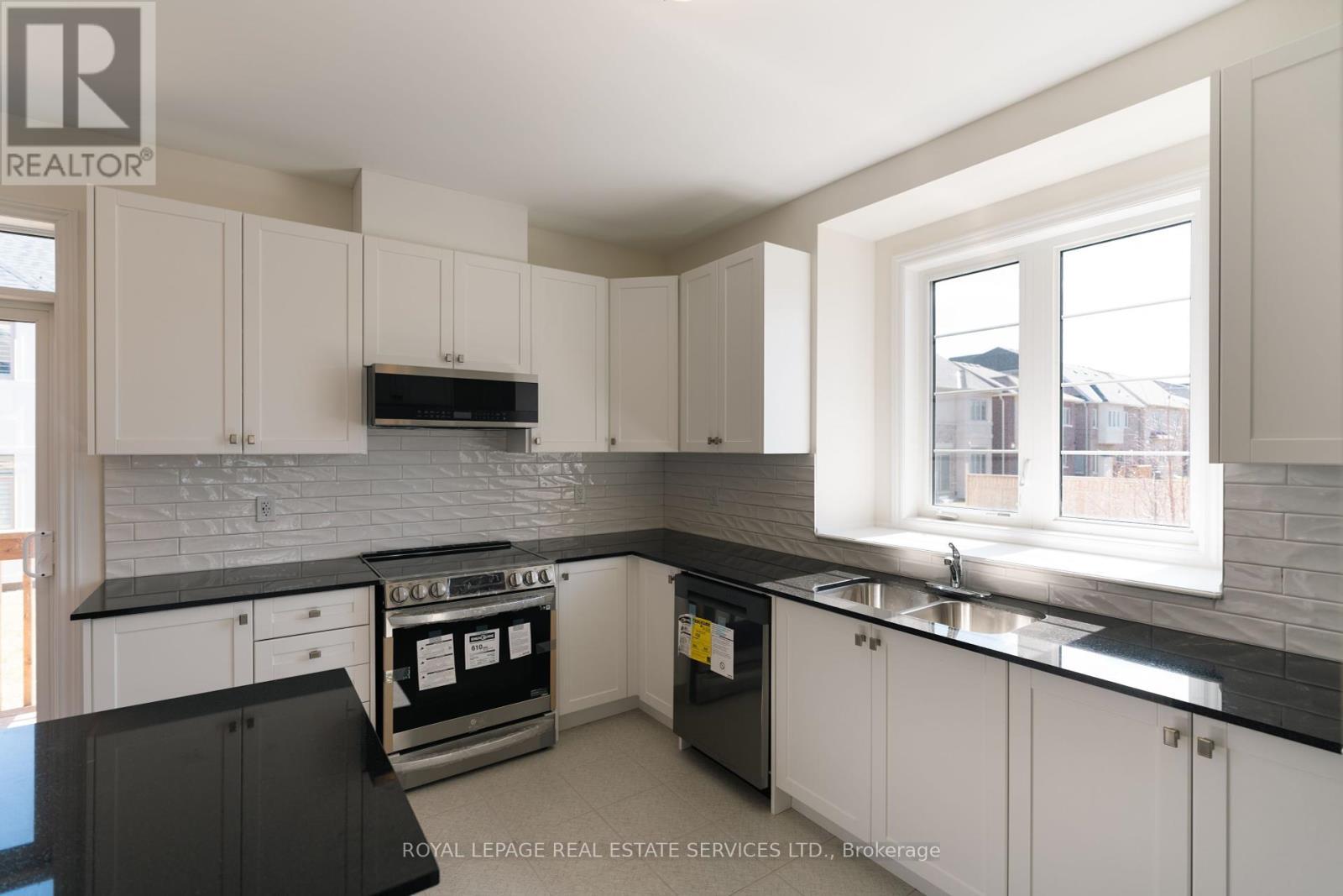 












3930 LEONARDO STREET

,
Burlington,




Ontario
L7M0Z8

