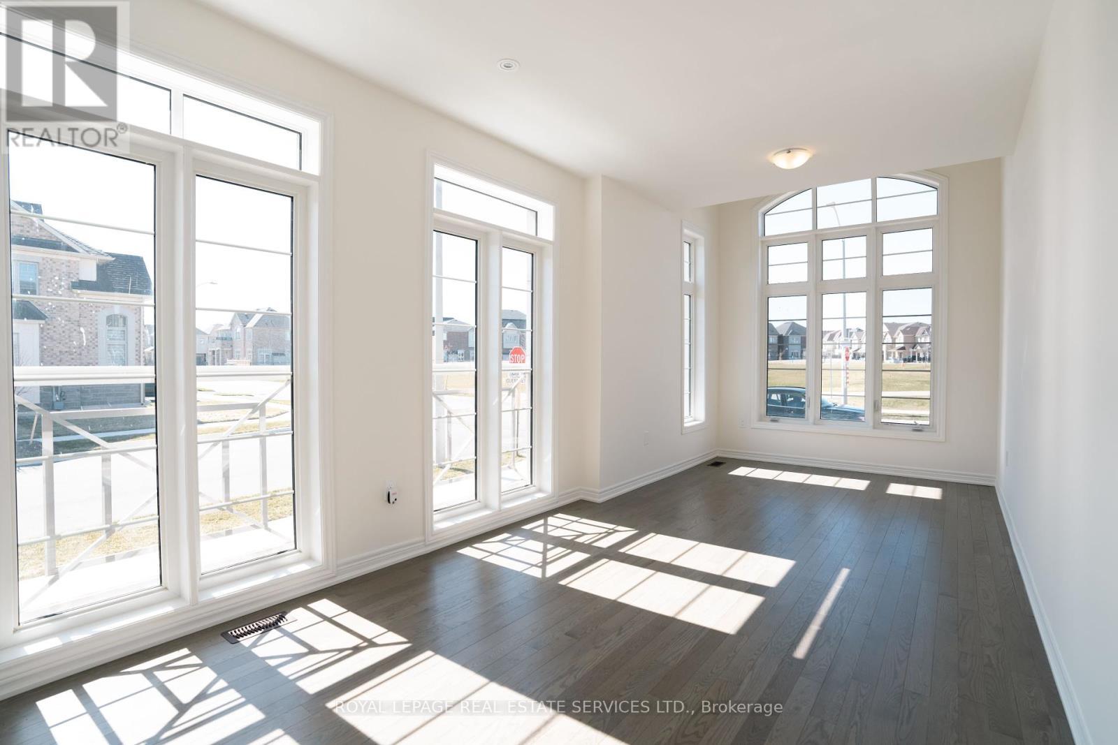 












3930 LEONARDO STREET

,
Burlington,




Ontario
L7M0Z8

