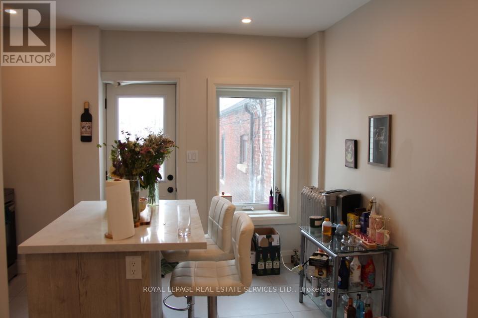 












966 COLLEGE STREET

,
Toronto,




Ontario
M6H1A5

